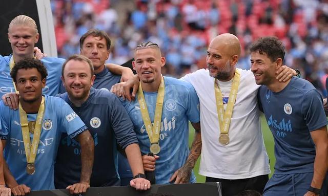 刘易斯, 红牌开局, 加盟首个赛 刘易斯, 红牌开局, 加盟首个赛