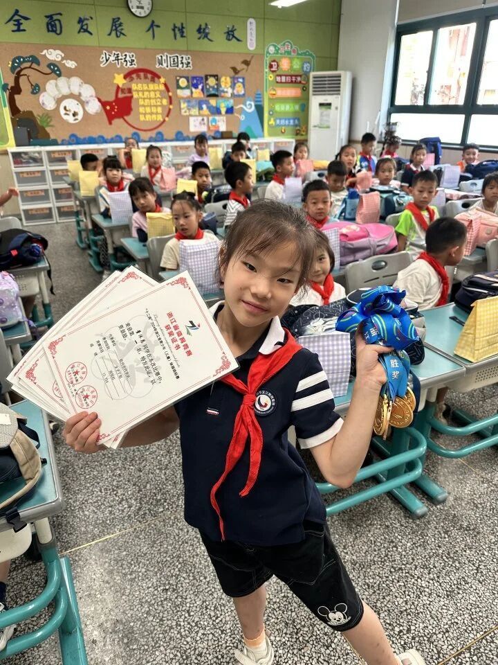 以绝对优势 以绝对优势